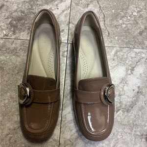 Clark Daiss shoes size 8 taupe color